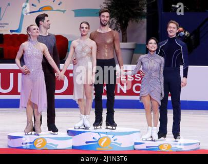 ( LtoR) die USA Madison Hubbell und Zachary Donohue (Silber) die Franzosen Gabriella Papadakis und Guillaume Cizeron (Gold) und die USA Madison Chock und Evan Bates (Bronze) stehen während des Eiskunstlauf-Events bei den ISU 2022 World Figure Skating Championships in Montpellier, Südfrankreich, auf dem Podium. Am 27. März 2022.Foto von Patrick Aventurier/ABACAPRESS.COM Stockfoto