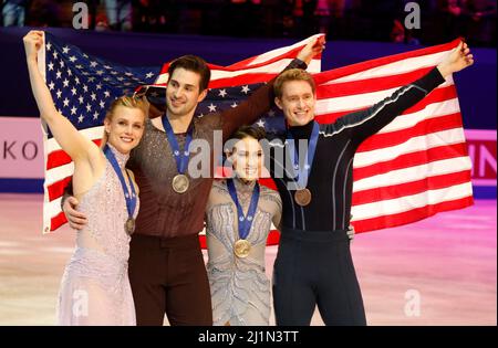 ( LtoR) die USA Madison Hubbell und Zachary Donohue (Silber) sowie die USA Madison Chock und Evan Bates (Bronze) posieren auf dem Podium während des Eiskunstlauf-Events bei den ISU 2022 World Figure Skating Championships in Montpellier, Südfrankreich, am 27. März 2022.Foto von Patrick Aventurier/ABACAPRESS.COM Stockfoto