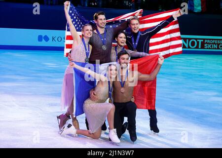 ( LtoR) die USA Madison Hubbell und Zachary Donohue (Silber) die Franzosen Gabriella Papadakis und Guillaume Cizeron (Gold) und die USA Madison Chock und Evan Bates (Bronze) stehen während des Eiskunstlauf-Events bei den ISU 2022 World Figure Skating Championships in Montpellier, Südfrankreich, auf dem Podium. Am 27. März 2022.Foto von Patrick Aventurier/ABACAPRESS.COM Stockfoto