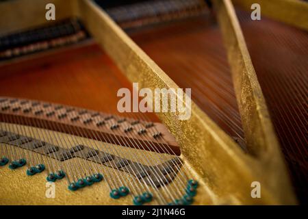 Nahaufnahme des Flügels mit Streichern und Struktur, Musikinstrument für Pianisten Stockfoto