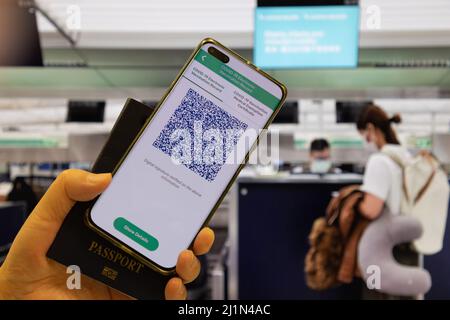 Impfpass in Handy-App und Reisepass erforderlich, um während des Coronavirus covid-19 omicron Flugzeug, Zug, Schnellbahn und Boot zu nehmen Stockfoto