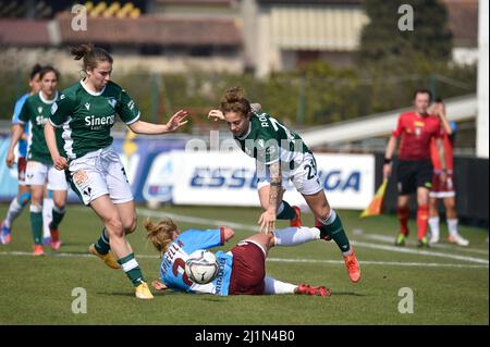 Sinergy Stadium, Verona, Italien, 26. März 2022, Gaia Apicella (Pomigliano) Alessia Rognoni (Verona) während Hellas Verona Women vs Calcio Pomigliano Stockfoto