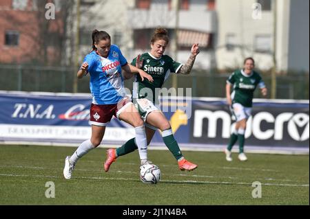 Sinergy Stadium, Verona, Italien, 26. März 2022, Liucija Vaitukaityte (Pomigliano) Alessia Rognoni (Verona) während Hellas Verona Women vs Calcio Pom Stockfoto