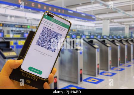 Impfpass in Handy-App und Reisepass erforderlich, um während des Coronavirus covid-19 omicron Flugzeug, Zug, Schnellbahn und Boot zu nehmen Stockfoto