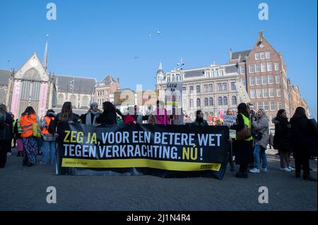 Amnestie demonstriert beim Frauenmord bei der Frauenmarschdemonstration in Amsterdam, Niederlande 5-3-2022 Stockfoto