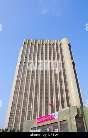 Pjöngjang, Nordkorea - 27. Juli 2015: Chongnyon Hotel in Pjöngjang, Nordkorea. Dieses 30-stöckige Hotel wurde im Jahr 1989 eröffnet. Stockfoto