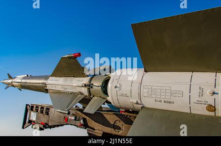 Russische V-600-Boden-zu-Luft-Raketen auf dem Vierfachrakete S-125. Stockfoto