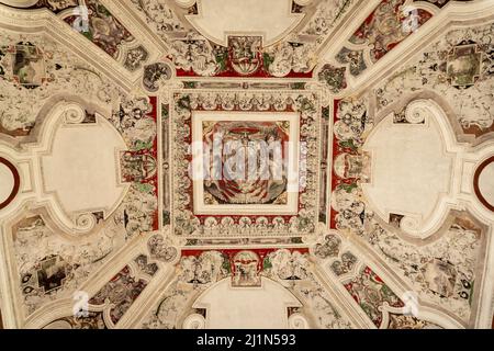 TIVOLI, ITALIEN - 23. SEPTEMBER 2018: Villa d'Este interior in Tivoli, Italien. Diese Villa aus dem 16. Jahrhundert in Tivoli gehört zum UNESCO-Weltkulturerbe Stockfoto