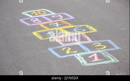 Kleines Mädchen spielt hopscotch. Selektiver Fokus Stockfoto