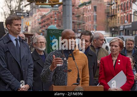 New York, Usa. 26. März 2022. Der Bürgermeister von New York, Eric Adams, spricht bei einer Straßenbenennungszeremonie in Hell's Kitchen. Frances Perkins war von 1933 bis 1945 US-Arbeitsministerin unter Franklin Delano Roosevelt und die erste Frau, die als Kabinettssekretärin diente. West 46. Street zwischen der Neunten und der Zehnten Avenue - ein Block, der Hartley House umfasst, eine gemeinnützige Organisation, in der France Perkins als Sozialarbeiterin tätig war, heißt Frances Perkins Place. Kredit: SOPA Images Limited/Alamy Live Nachrichten Stockfoto