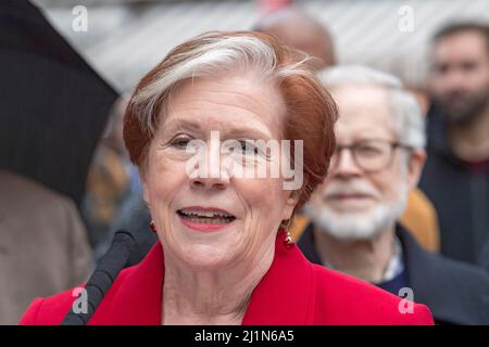 New York, Usa. 26. März 2022. Roberta Reardon, die Kommissarin des New Yorker Außenministeriums für Arbeit, spricht bei einer Straßenbenennungszeremonie in Hell's Kitchen. Frances Perkins war von 1933 bis 1945 US-Arbeitsministerin unter Franklin Delano Roosevelt und die erste Frau, die als Kabinettssekretärin diente. West 46. Street zwischen der Neunten und der Zehnten Avenue - ein Block, der Hartley House umfasst, eine gemeinnützige Organisation, in der France Perkins als Sozialarbeiterin tätig war, heißt Frances Perkins Place. Kredit: SOPA Images Limited/Alamy Live Nachrichten Stockfoto