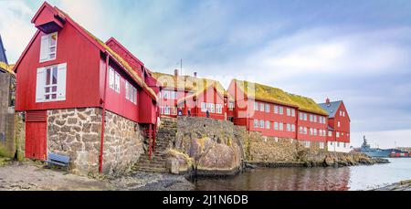 Torshavn, Färöer-Inseln; 21. März 2022 - Bunte Stadthäuser am Wasser in Torshavn, Färöer-Inseln. Stockfoto