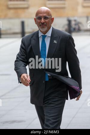 London, England, Großbritannien. 27. März 2022. Der Minister für Bildung NADHIM ZAHAWI wird vor der BBC gesehen, bevor er in der Sonntagmorgen-fernsehsendung auftritt. (Bild: © Tayfun Salci/ZUMA Press Wire) Stockfoto