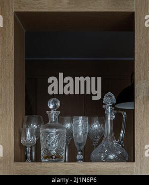 Traditioneller Weinglas-Krug mit Weinglas und Kristalldekanter und Glasstopper im quadratischen Holzrahmen Innenraum. Set aus Glas und Kristall, Sele Stockfoto