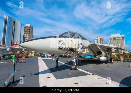 San Diego, USA - JULI 2018: Pilot mit Grumman F-14A Tomcat. Amerikanischer Überschalljet-Abfangjäger und Jagdbomber von 1970s in der Luftfahrt Stockfoto