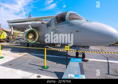 San Diego, California, USA - JULI 2018: Lockheed S-3 Viking in United States Navy. American Midway Battleship Aviation Museum. Stockfoto