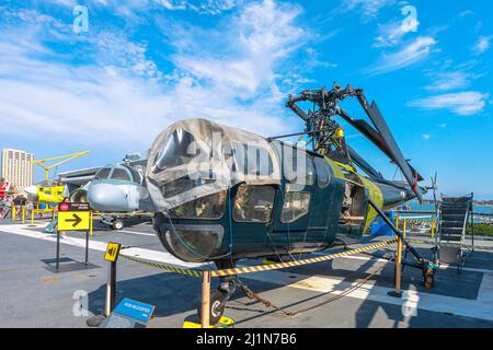 San Diego, California, USA - JULI 2018: Sikorsky HO3S Hubschrauber von 1946 im USS Midway Battleship Aviation Museum. Amerikanischer Hubschrauber Stockfoto