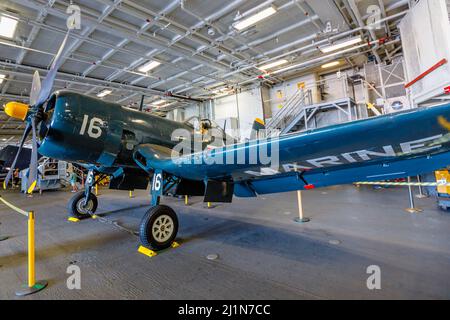 San Diego, California, USA - JULI 2018: US-amerikanischer Trägerkämpfer, Vought F4U Corsair im USS Midway Battleship Museum. Amerikanischer Kämpfer Stockfoto