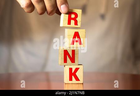 Wortrang geschrieben mit Holzklötzen, Konzept Stockfoto