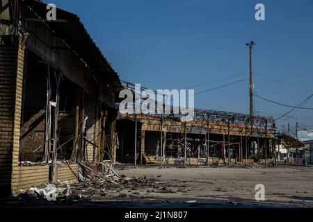 Charkiw, Ukraine. 26. März 2022. Ziegel und Metall sind das, was von einem Gebäude übrig bleibt, das am 26. März 2022 durch russischen Beschuss auf dem Markt Barabaschowo in Charkiw, Ukraine, beschädigt wurde. Die Angriffe Russlands waren heute weniger häufig als in früheren Tagen, da ukrainische Truppen russische Einheiten zurückdrängen. (Bild: © Daniel Carde/ZUMA Press Wire) Stockfoto