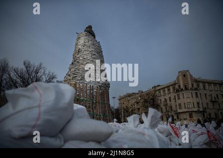 Charkiw, Ukraine. 26. März 2022. Das Denkmal des Dichters Taras Schewtschenko ist am 26. März 2022 in Charkiw, Ukraine, mit Sandsäcken geschützt. Die Angriffe Russlands waren heute weniger häufig als in früheren Tagen, da ukrainische Truppen russische Einheiten zurückdrängen. (Bild: © Daniel Carde/ZUMA Press Wire) Stockfoto