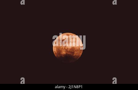 Dunkle Wolken decken Einen Vollmond am Nachthimmel ab Stockfoto