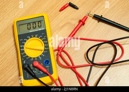 Modernes Digitalmultimeter auf dem Boden Stockfoto