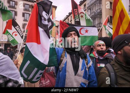 Madrid, Spanien. 26. März 2022. Protest gegen die Regierungsposition in Spanien vor der westsahara in Madrid, wo sahrawi und Kanaren für die Sahara behaupteten Kredit: CORDON PRESS/Alamy Live News Stockfoto