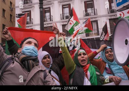 Madrid, Spanien. 26. März 2022. Protest gegen die Regierungsposition in Spanien vor der westsahara in Madrid, wo sahrawi und Kanaren für die Sahara behaupteten Kredit: CORDON PRESS/Alamy Live News Stockfoto