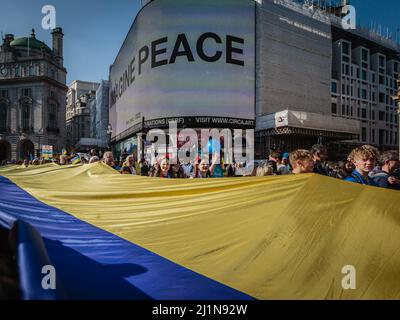 Demonstranten marschieren und stellen sich den Frieden in der Ukraine vor, wenn sie Piccadilly in London passieren. Stockfoto