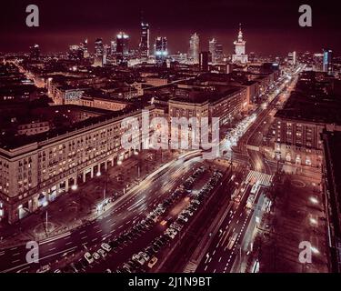 Platz der Verfassung (PL: Plac Konstytucji) - Blick auf das Zentrum der Nacht Warschau mit Wolkenkratzern im Hintergrund - die Lichter der großen Stadt durch n Stockfoto