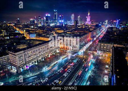 Platz der Verfassung (PL: Plac Konstytucji) - Blick auf das Zentrum der Nacht Warschau mit Wolkenkratzern im Hintergrund - die Lichter der großen Stadt durch n Stockfoto