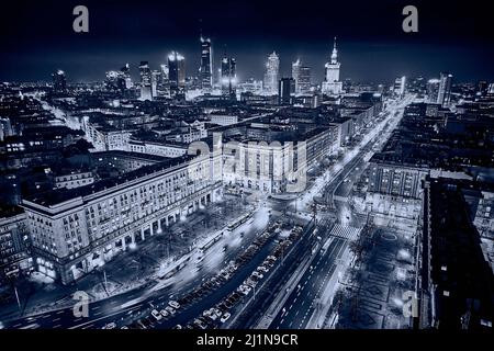 Platz der Verfassung (PL: Plac Konstytucji) - Blick auf das Zentrum der Nacht Warschau mit Wolkenkratzern im Hintergrund - die Lichter der großen Stadt durch n Stockfoto