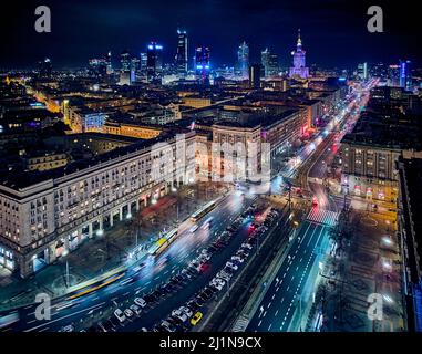 Platz der Verfassung (PL: Plac Konstytucji) - Blick auf das Zentrum der Nacht Warschau mit Wolkenkratzern im Hintergrund - die Lichter der großen Stadt durch n Stockfoto