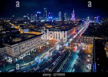 Platz der Verfassung (PL: Plac Konstytucji) - Blick auf das Zentrum der Nacht Warschau mit Wolkenkratzern im Hintergrund - die Lichter der großen Stadt durch n Stockfoto