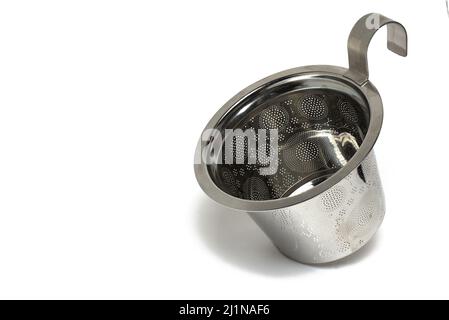 Nahaufnahme von Metall-Silber-Topf, die in der Tasse als Teesieb auf weißem Hintergrund aufgehängt werden kann Stockfoto