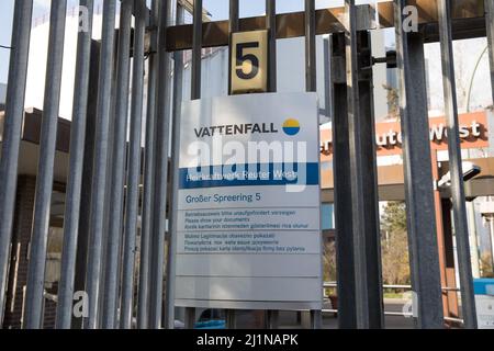 Berlin, Deutschland. 27. März 2022. Am Sonntag, den 27. März 2022, blockierten Aktivisten der zivilen Ungehorsamsbewegung Ende Gelaende, die für Themen rund um die Klimagerechtigkeit sensibilisiert hatte, den Haupteingang zum Kraftwerk Reuter West in Berlin. Das schwedische multinationale Energieunternehmen Vattenfall besitzt dieses Blockheizkraftwerk (KWK) in Berlin Siemensstadt. (Foto: Michael Kuenne/PRESSCOV/Sipa USA) Quelle: SIPA USA/Alamy Live News Stockfoto