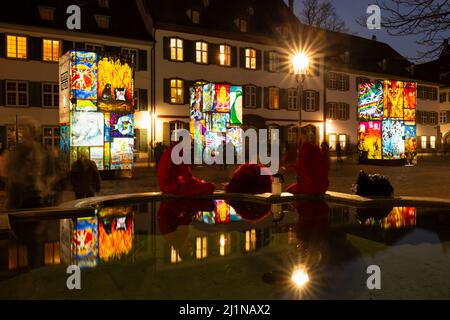 Basel, Schweiz - Februar 21. Karnevalsfeiern in roten Kostümen am Brunnen auf dem Domplatz Stockfoto