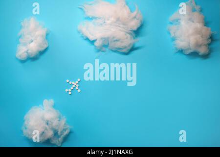 Flache Lay-Federweg. Das Konzept der Angst vor dem Fliegen in Flugzeugen, Pillen für Reisekrankheit Stockfoto