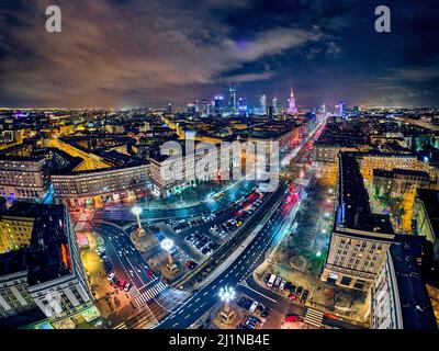 Platz der Verfassung (PL: Plac Konstytucji) - Blick auf das Zentrum der Nacht Warschau mit Wolkenkratzern im Hintergrund - die Lichter der großen Stadt durch n Stockfoto