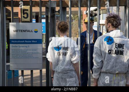 Berlin, Deutschland. 27. März 2022. Am Sonntag, den 27. März 2022, blockierten Aktivisten der zivilen Ungehorsamsbewegung Ende Gelaende, die für Themen rund um die Klimagerechtigkeit sensibilisiert hatte, den Haupteingang zum Kraftwerk Reuter West in Berlin. Das schwedische multinationale Energieunternehmen Vattenfall besitzt dieses Blockheizkraftwerk (KWK) in Berlin Siemensstadt. (Bild: © Michael Kuenne/PRESSCOV über ZUMA Press Wire) Stockfoto