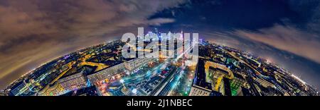 Platz der Verfassung (PL: Plac Konstytucji) - Blick auf das Zentrum der Nacht Warschau mit Wolkenkratzern im Hintergrund - die Lichter der großen Stadt durch n Stockfoto