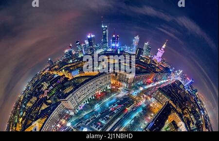 Platz der Verfassung (PL: Plac Konstytucji) - Blick auf das Zentrum der Nacht Warschau mit Wolkenkratzern im Hintergrund - die Lichter der großen Stadt durch n Stockfoto