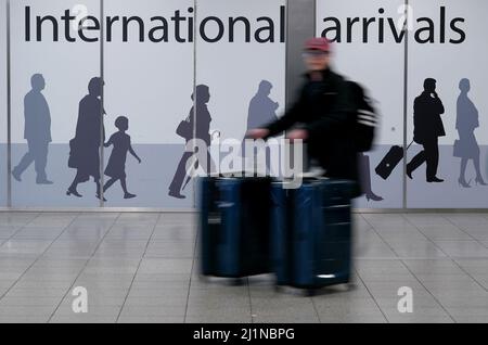 Die Passagiere kommen am Südterminal des Flughafens Gatwick in West Sussex an, der am Sonntag wieder eröffnet wird, um die erwartete starke Nachfrage nach Flugreisen in diesem Sommer zu decken. Das Terminal ist seit Juni 15 2020 inaktiv, um die Kosten während der Coronavirus-Pandemie zu senken. Bilddatum: Sonntag, 27. März 2022. Stockfoto