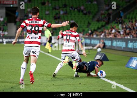 Melbourne, Australien, 27. März 2022. Nishan Velupillay aus Melbourne der Sieg fällt während des Fußballmatches Der A-League zwischen Melbourne Victory und dem Western Sydney Wanderers FC. Kredit: Dave Hewison/Speed Media/Alamy Live Nachrichten Stockfoto