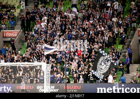 Melbourne, Australien, 27. März 2022. Melbourne Victory Fans jubeln während des A-League-Fußballmatches zwischen Melbourne Victory und dem Western Sydney Wanderers FC. Kredit: Dave Hewison/Speed Media/Alamy Live Nachrichten Stockfoto