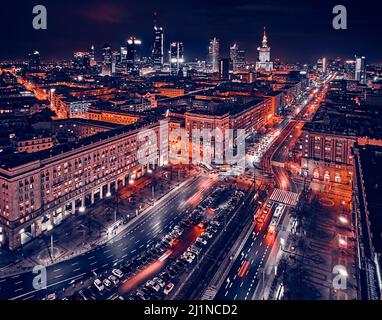 Platz der Verfassung (PL: Plac Konstytucji) - Blick auf das Zentrum der Nacht Warschau mit Wolkenkratzern im Hintergrund - die Lichter der großen Stadt durch n Stockfoto