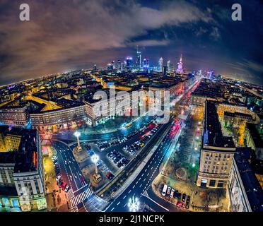 Platz der Verfassung (PL: Plac Konstytucji) - Blick auf das Zentrum der Nacht Warschau mit Wolkenkratzern im Hintergrund - die Lichter der großen Stadt durch n Stockfoto