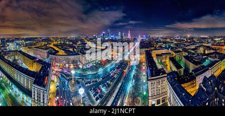 Platz der Verfassung (PL: Plac Konstytucji) - Blick auf das Zentrum der Nacht Warschau mit Wolkenkratzern im Hintergrund - die Lichter der großen Stadt durch n Stockfoto