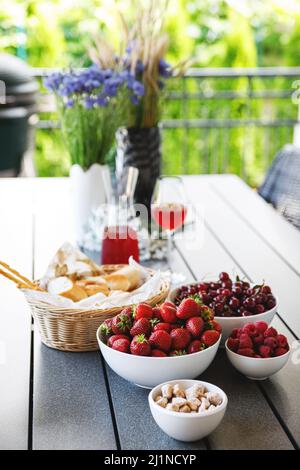 Sommerfrühstück. Saftige und süße Beeren auf dem Tisch. Stockfoto